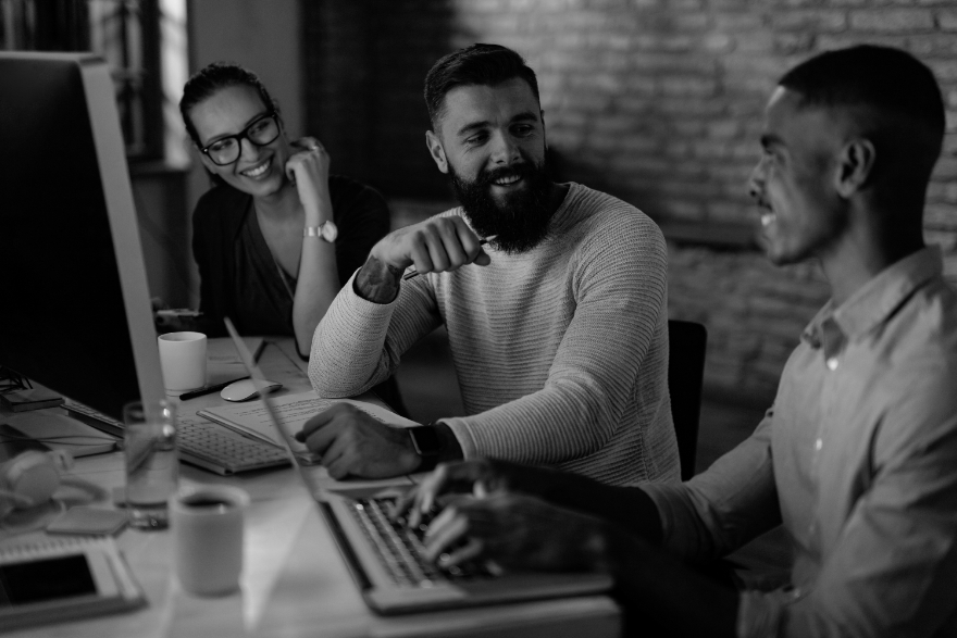 Junge Kreative im Büro kommunizieren und arbeiten zusammen